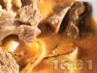 Рецепта Задушено телешко месо на парчета (хапки) с печен лук и доматен сос яхния